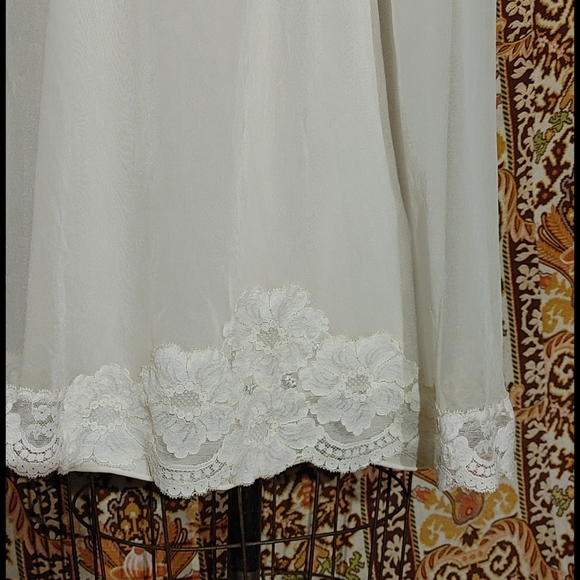 Vintage nightgown & robe peignoire set. Pale yellow. No jokes here. G… - Picture 11 of 15